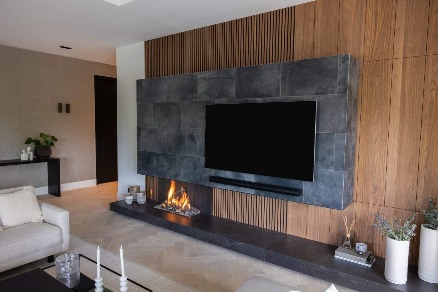 Kalfire gashaard GI 85 55 S met maatwerk composiet plateau, met Alphenberg leer beklede schouw en walnoten fineer wand in Haarlem